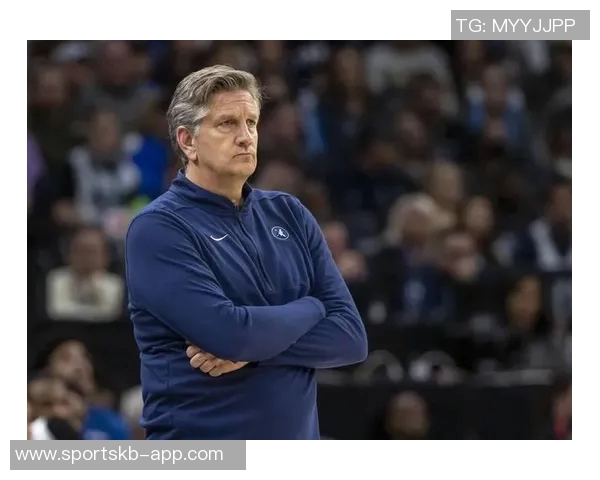 芬奇谈球队困境：团结一致共克时艰的决心与信念